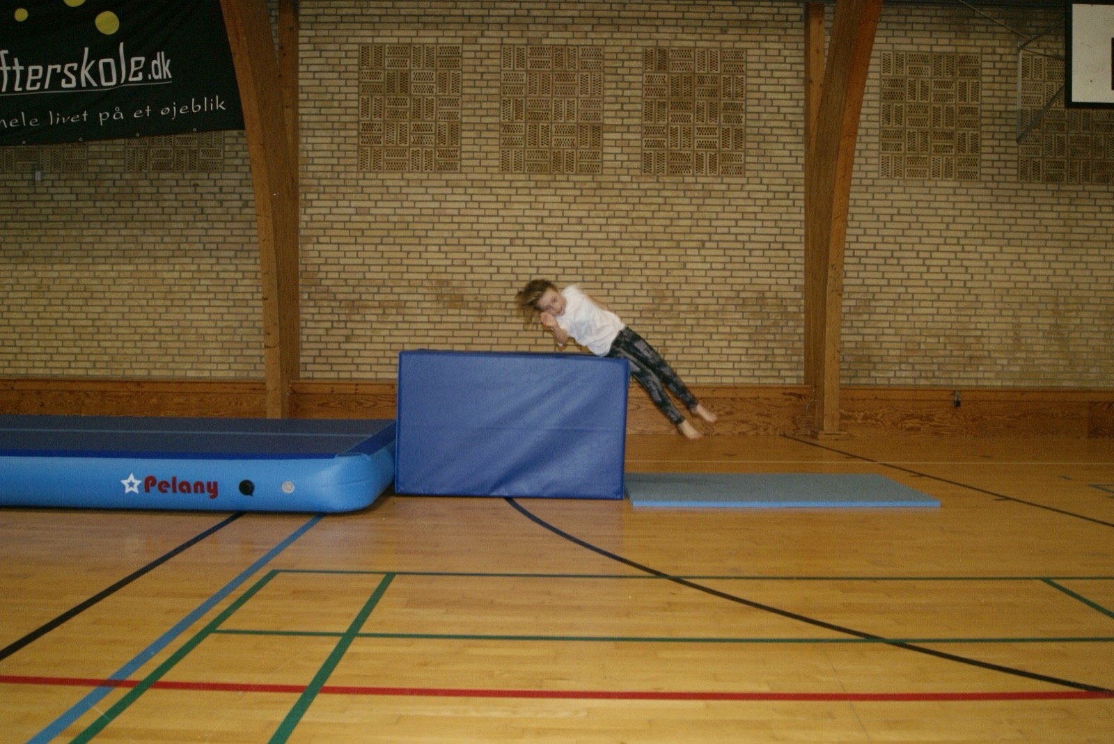 Forlæns salto med ½ skrue