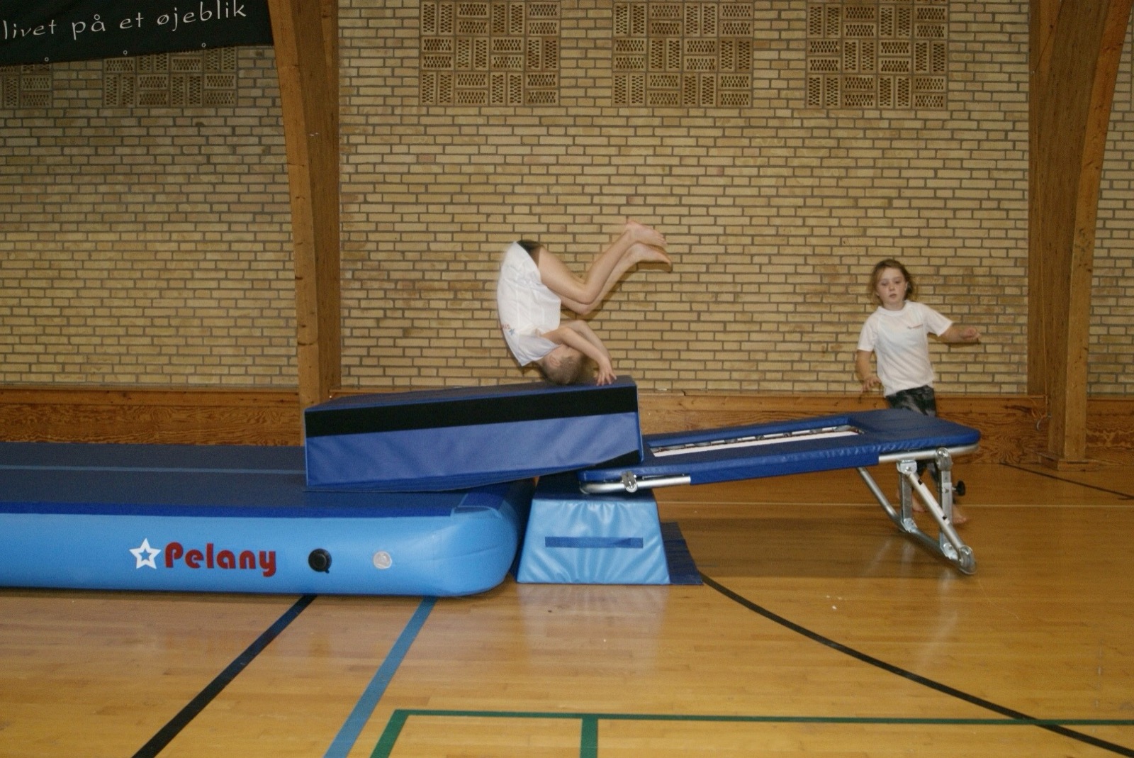 Forlæns salto i omvendt trampolin