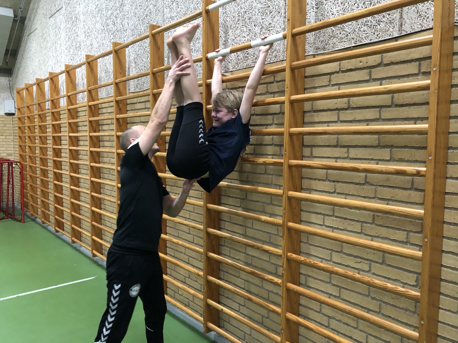 Strakt V-ups i ribbe