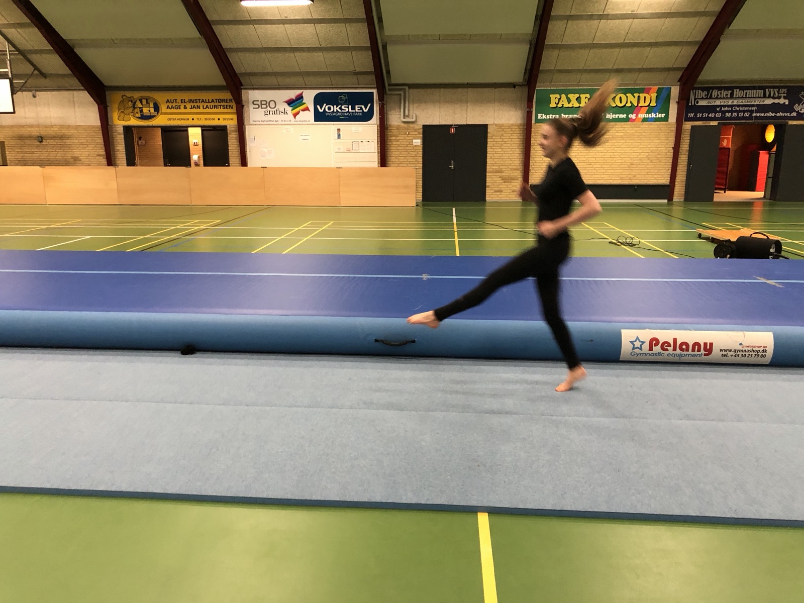 Løb med strakte ben