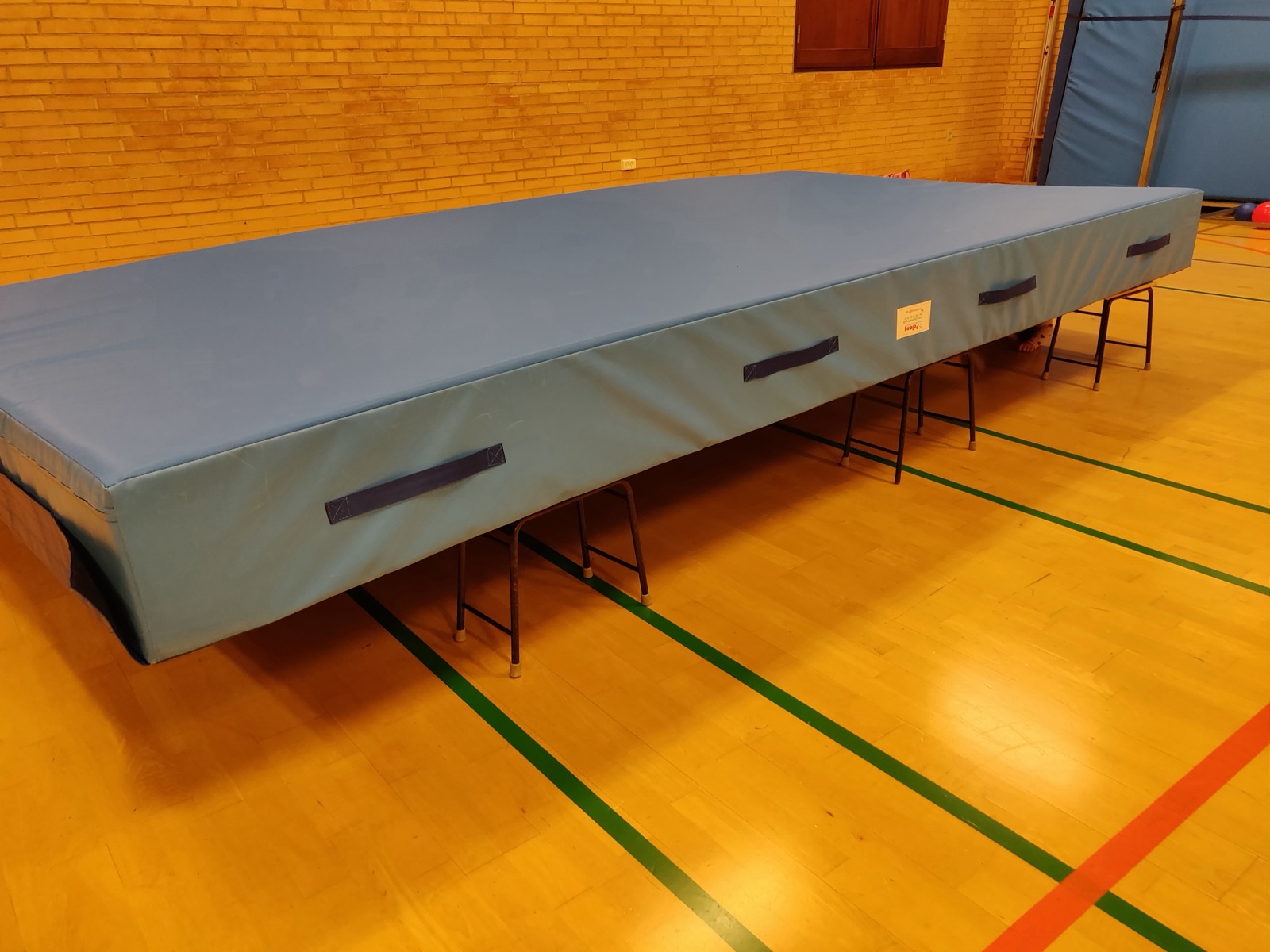 Redskabsstation: Kravle under nedspringsmåtte