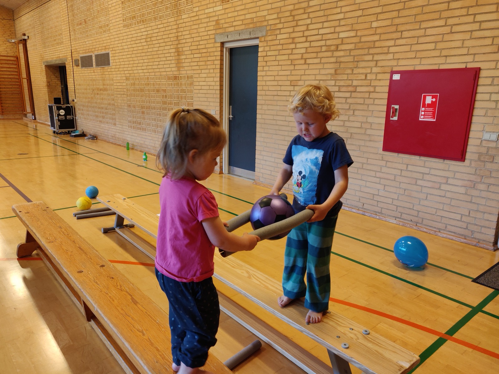 Redskabsstation: Balancegang på bænke